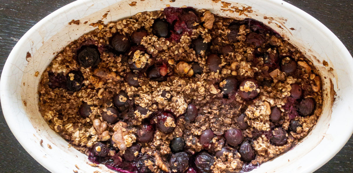 Baked Oats mit Heidelbeeren und Nüssen