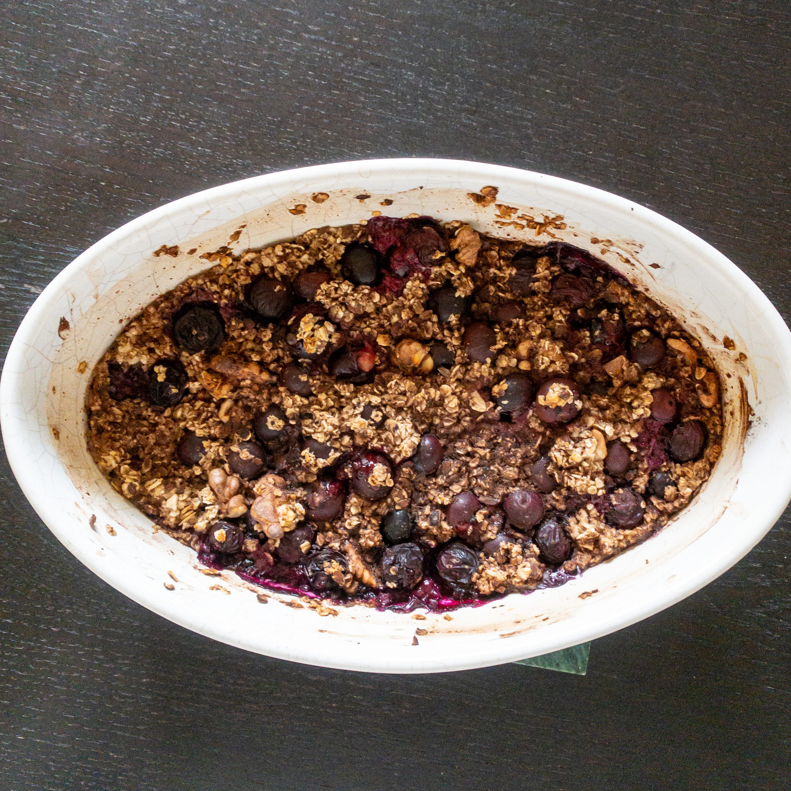 Baked Oats mit Heidelbeeren und Nüssen