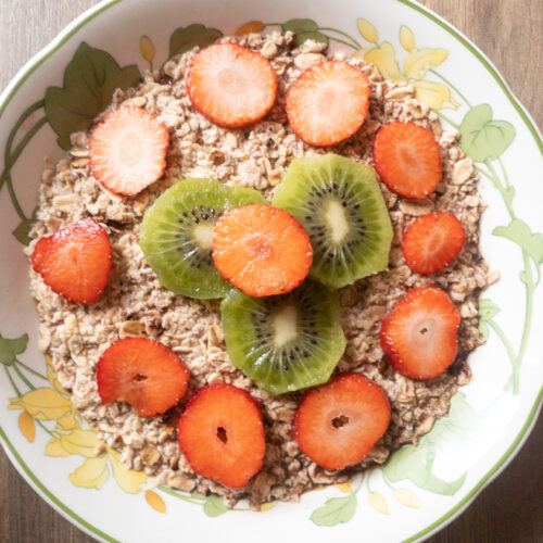 Schoko Overnight Oats mit Erdbeere & Kiwi